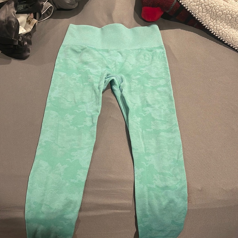 Gym shark scrunch leggings